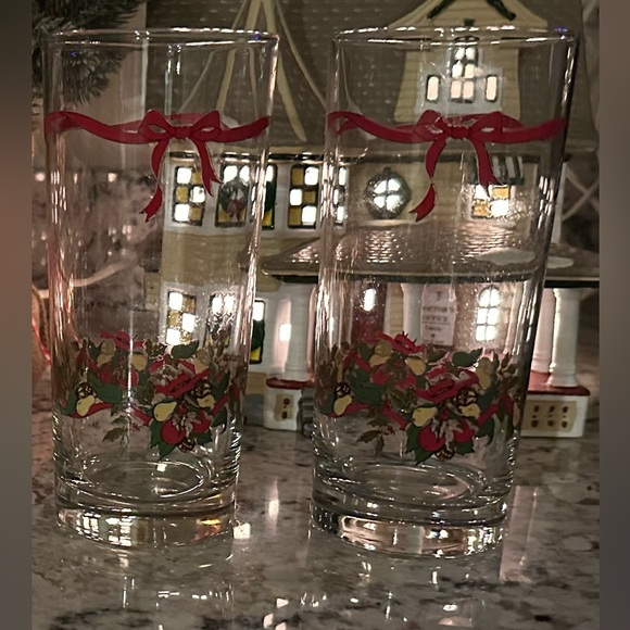 Four (4) Vintage Christmas Drinking Glasses. Very Heavy/Thick Glass. - Picture 2 of 5